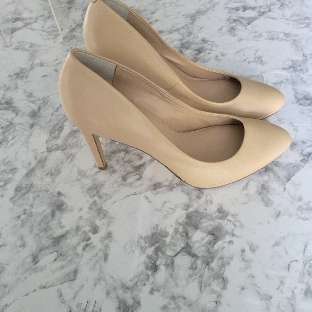 Banana Republic Tan Heels size 10